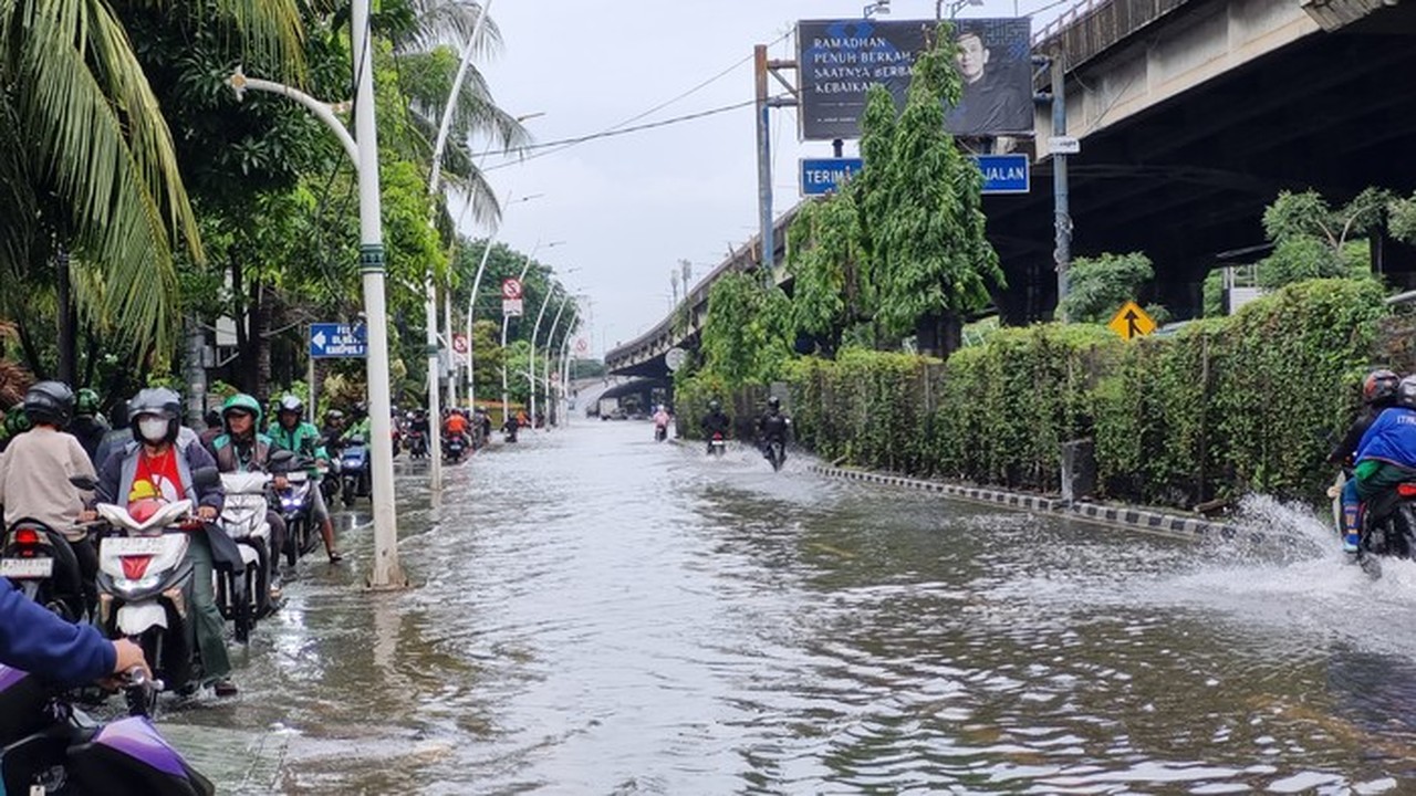 Jalan Ahmad Yani Jakarta Pusat Terendam Banjir, Pemotor Nekat Naik Trotoar