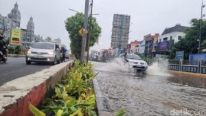 Banjir 30 Cm di Depan Balai Samudera Jakut, Contraflow Diterapkan untuk Atasi Kemacetan