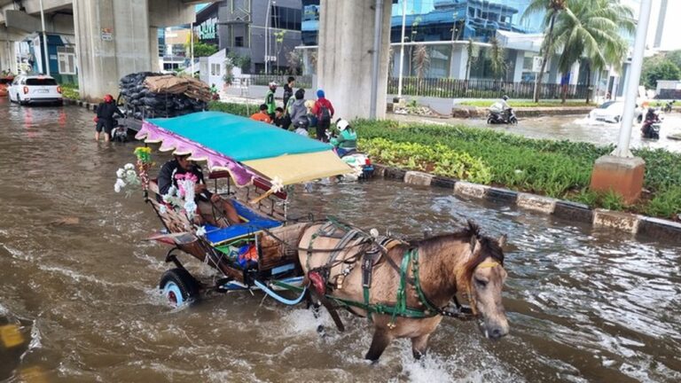 Banjir 30 Cm di Kelapa Gading, Motor Mogok, Delman Tetap Melaju