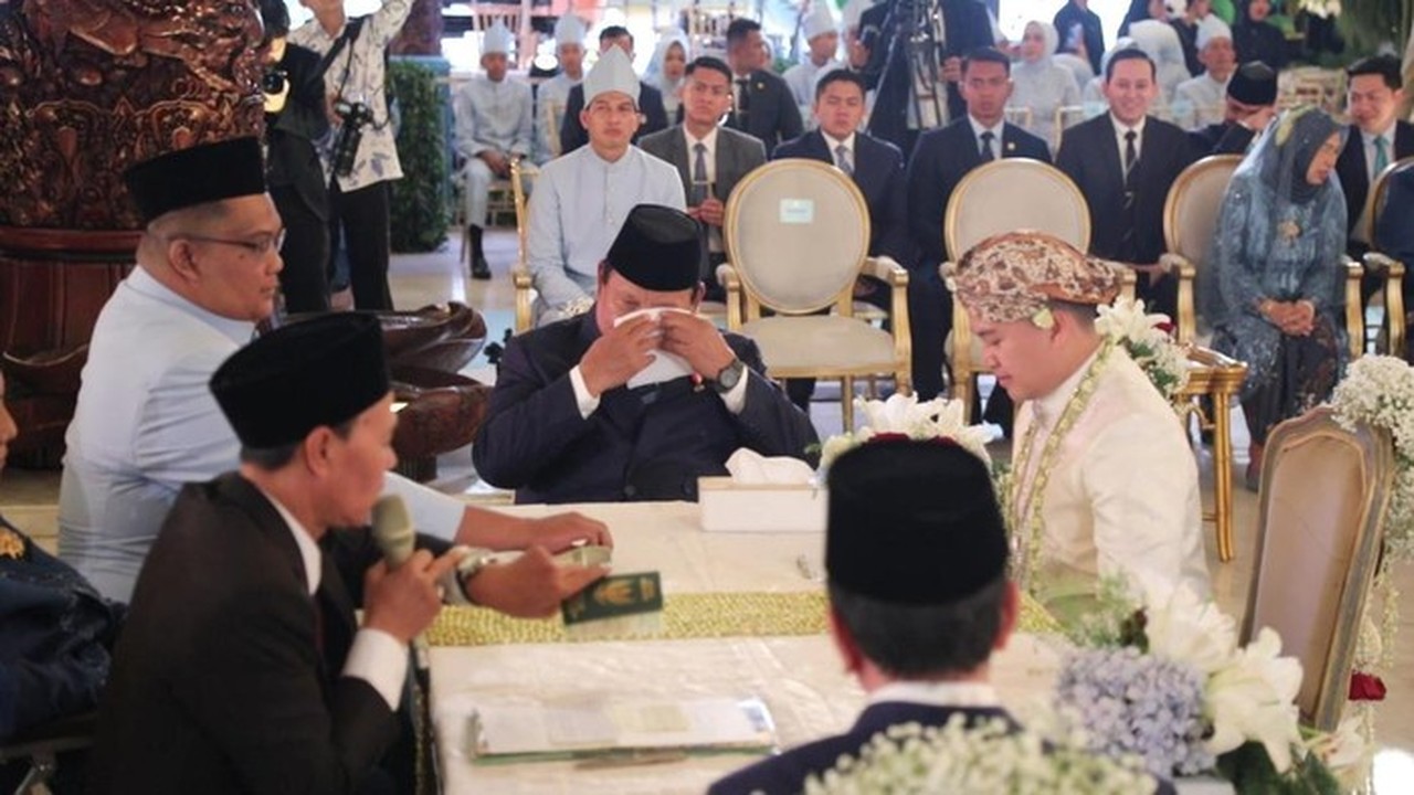Prabowo Teteskan Air Mata Saksikan Pernikahan Sekretaris Pribadinya di TMII