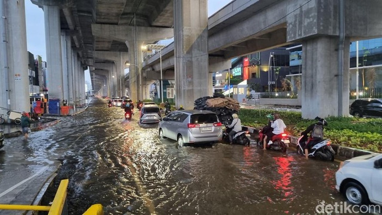 Banjir Masih Rendam Jalan Boulevard Kelapa Gading Sore Ini, Lalin Tersendat