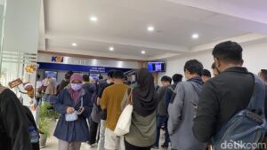 Banjir Pekalongan Lumpuhkan Jalur KA, Ribuan Penumpang Terlantar di Stasiun Semarang Tawang