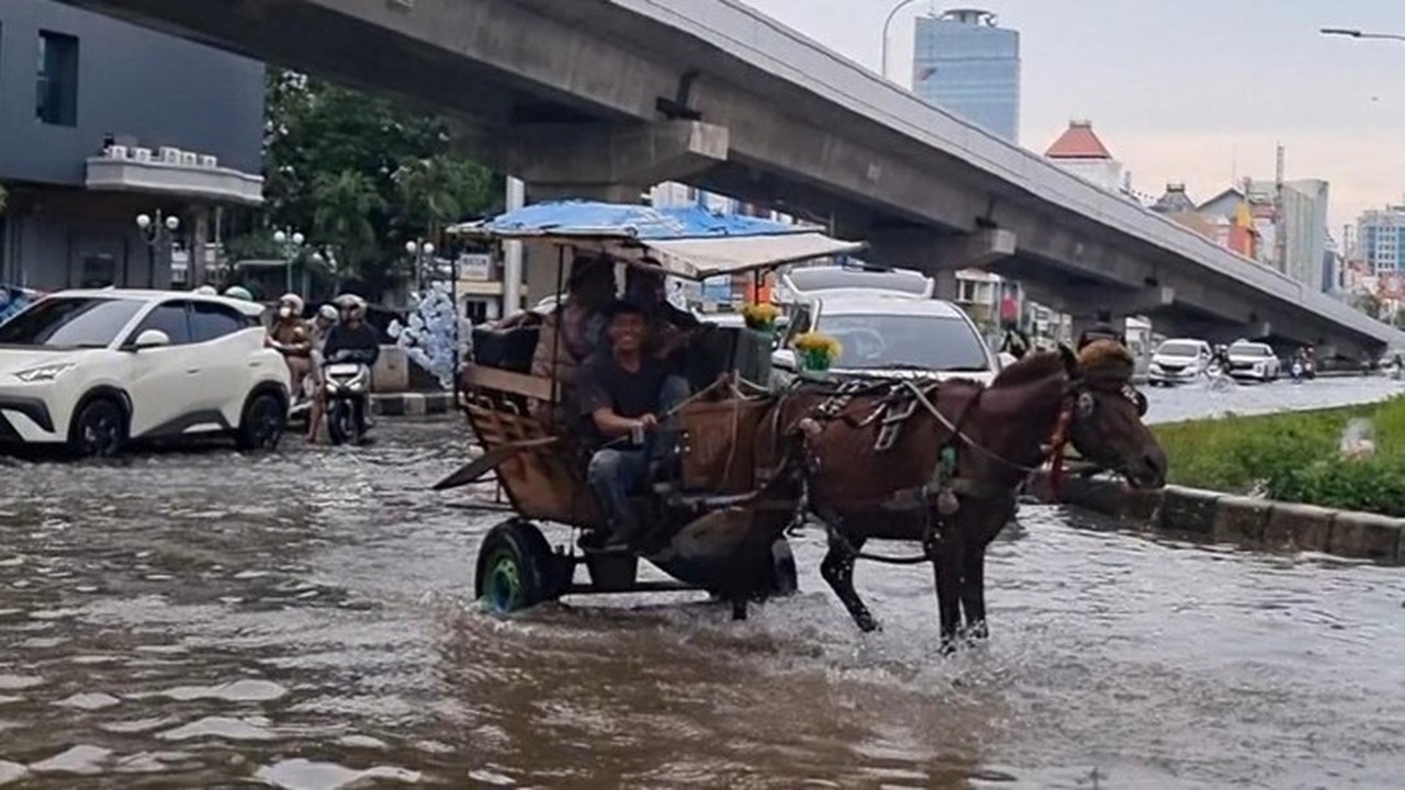 Banjir Kelapa Gading, Delman Jadi Solusi Warga, Kusir Raup Cuan Ratusan Ribu