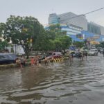 Banjir Gunung Sahari Jakarta Surut, Mobil Kembali Melintas Setelah Sempat Tergenang 1 Meter
