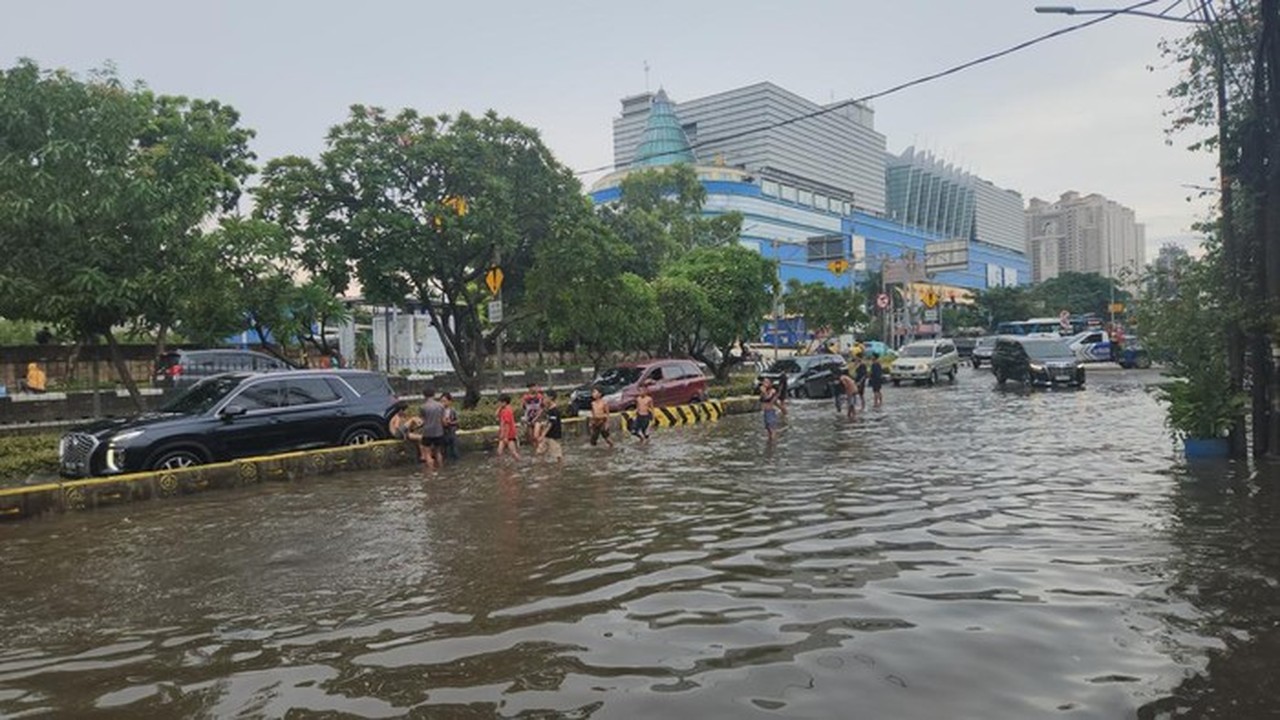 Banjir Gunung Sahari Jakarta Surut, Mobil Kembali Melintas Setelah Sempat Tergenang 1 Meter