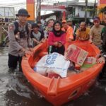 Banjir 50-60 Cm di Pegangsaan Dua Jakut, Warga Mengungsi dan Gunakan Perahu