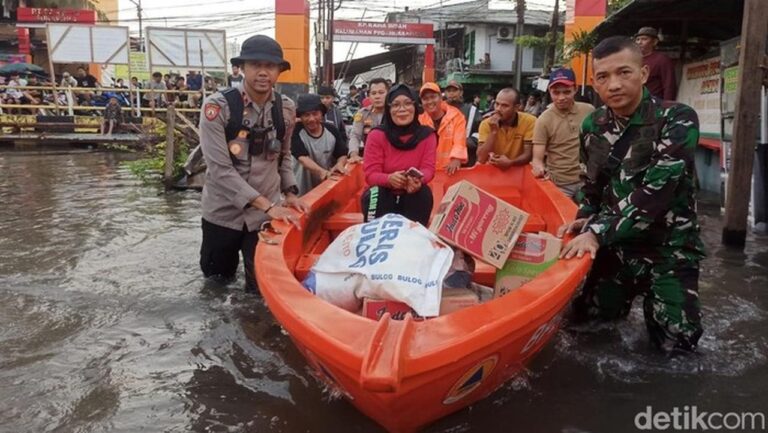 Banjir 50-60 Cm di Pegangsaan Dua Jakut, Warga Mengungsi dan Gunakan Perahu