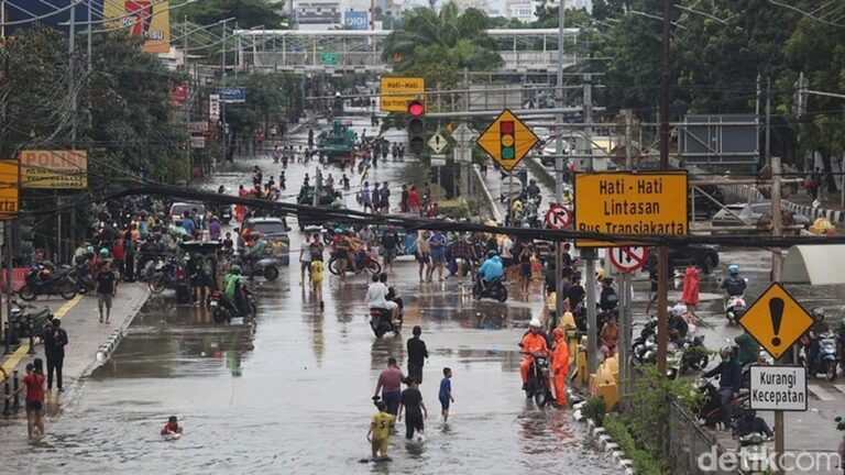 Banjir Jakarta 19 Januari 2026: 48 RT Terendam, Ribuan Warga Mengungsi, Tol Bandara Lumpuh
