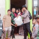 Banjir Pegangsaan Dua: Polisi Bagikan Sembako untuk Warga Terdampak di Kelapa Gading