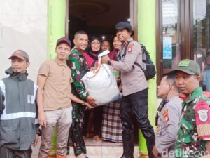 Banjir Pegangsaan Dua: Polisi Bagikan Sembako untuk Warga Terdampak di Kelapa Gading
