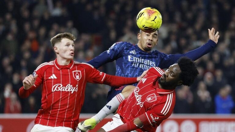Arteta dan Dyche Bersitegang Soal Handball Ola Aina dalam Laga Arsenal vs Nottingham Forest