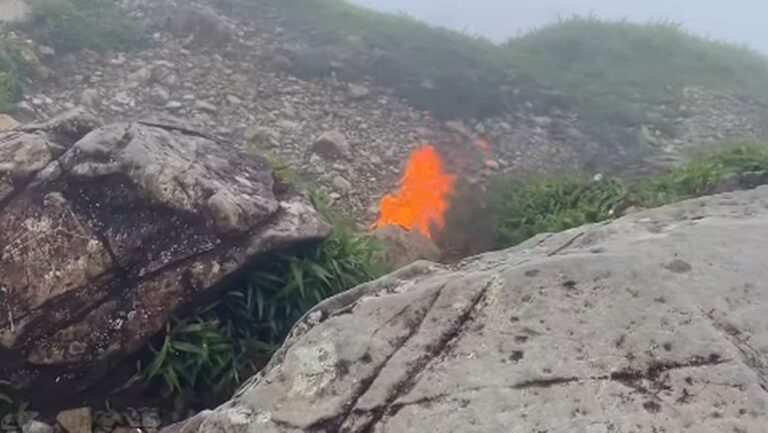 Dua Pendaki Gunung Bulusarung Nyaris Terkena Serpihan Pesawat ATR 42-500