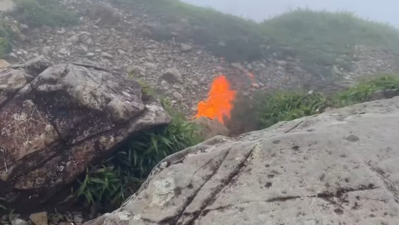 Dua Pendaki Gunung Bulusarung Nyaris Terkena Serpihan Pesawat ATR 42-500