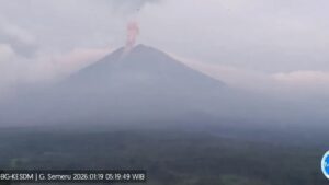 Gunung Semeru Kembali Meletus 6 Kali Pagi Ini, Kolom Abu Vulkanik Capai 1 Kilometer
