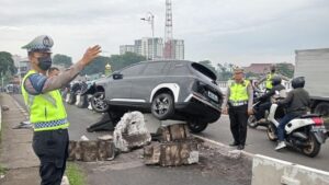 Mobil Listrik Oleng Tabrak Pembatas Jalan Kalibata, Lalin Jakarta Selatan Macet Parah