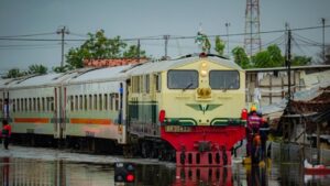 Banjir Melanda, KAI Berikan Refund 100% Tiket Kereta Api bagi Penumpang Terdampak