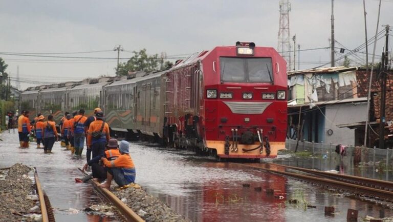Banjir Pekalongan Lumpuhkan 23 Perjalanan Kereta Api, PT KAI Minta Maaf
