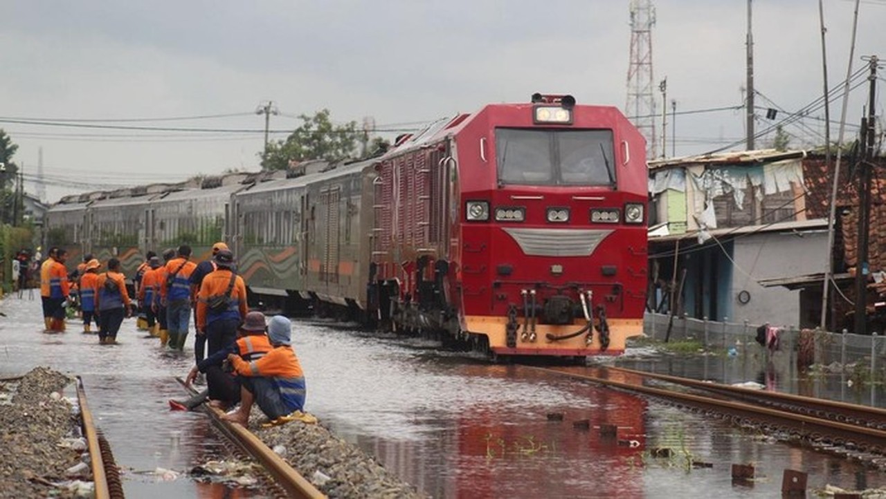 Banjir Pekalongan Lumpuhkan 23 Perjalanan Kereta Api, PT KAI Minta Maaf