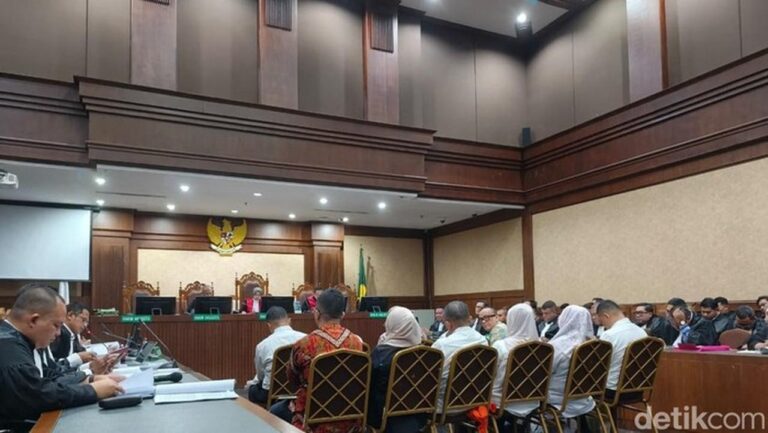 Mantan Wamenaker Noel Didakwa Peras Pemohon Sertifikasi K3 Rp 6,5 Miliar Bersama 10 Rekannya