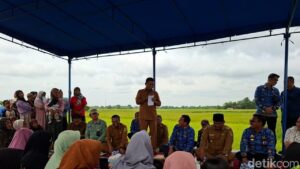 20 Tahun Rusak, Jalan Desa Badak Anom Tangerang Akhirnya Dibeton oleh Gubernur Andra Soni