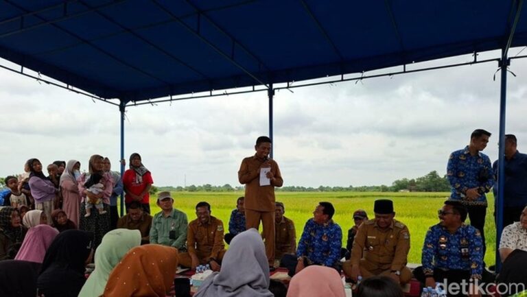 20 Tahun Rusak, Jalan Desa Badak Anom Tangerang Akhirnya Dibeton oleh Gubernur Andra Soni