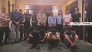 Pak Ogah Raup Untung di Exit Tol Rawa Buaya yang Ditutup Rantai Dishub