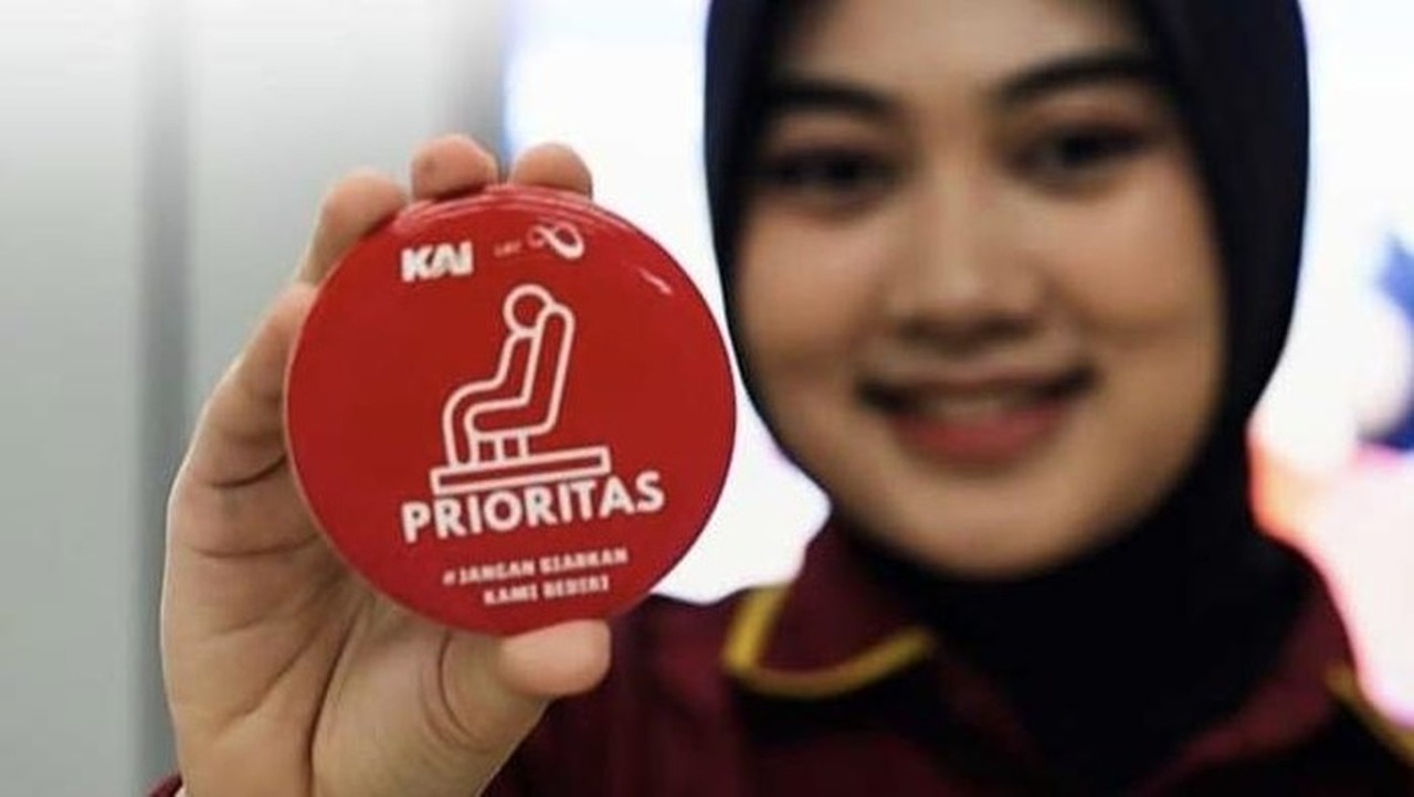 LRT Jabodebek Sediakan Pin Prioritas Gratis untuk Penumpang Berkebutuhan Khusus