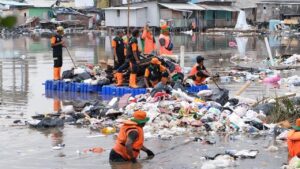 DLH DKI Ancam Proses Hukum Pelaku Pembuangan Sampah Liar di Laut Muara Baru Jakarta Utara