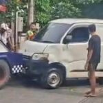 Sopir Mengantuk, Mobil Gran Max Nyemplung ke Kali di Krukut Depok