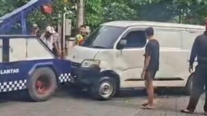 Sopir Mengantuk, Mobil Gran Max Nyemplung ke Kali di Krukut Depok