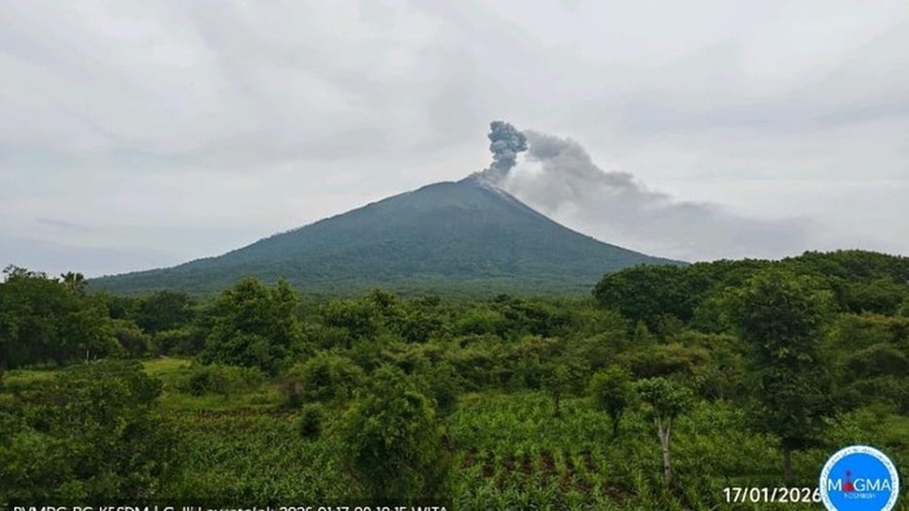 Gunung Ile Lewotolok Di Kabupaten Lembata, Ntt, Meletus Pagi Ini Dengan Ketinggian 500 Meter Di Atas Puncak, Sabtu (17/1/2026), Pukul 09.09 Wita.