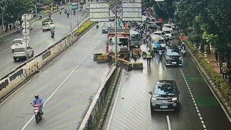 Truk Hilang Kendali Tabrak Pembatas Jalan di Casablanca, Lalin Arah Tanah Abang Padat