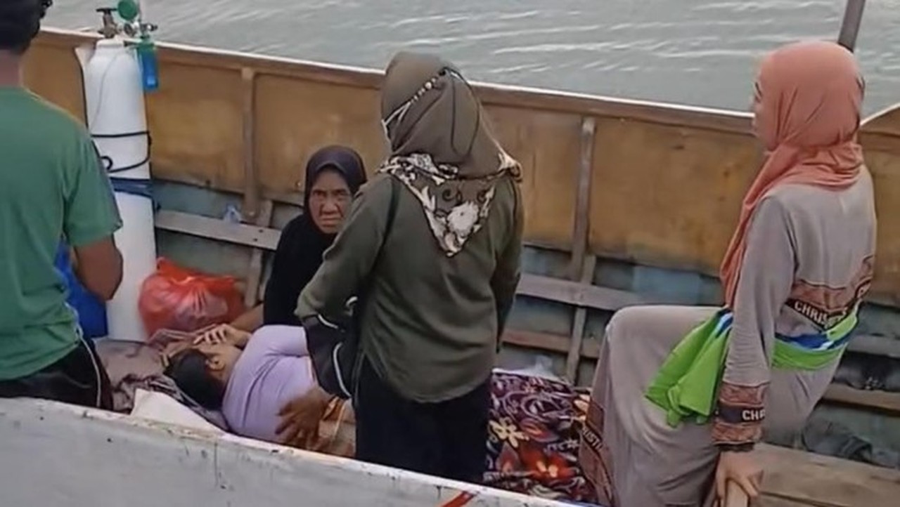 Foto: Warga Pulau Kabaena Menyewa Kapal Laut Rp 3 Juta Demi Dirujuk Ke Rs. (dok. Istimewa)