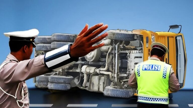 Truk Boks Terbalik di Tol Jagorawi Akibat Aquaplaning, Arus Lalu Lintas Arah Jakarta Terganggu