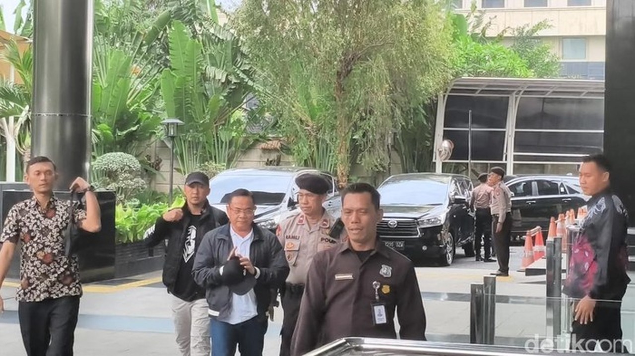 Bupati Pati Sudewo Tiba di KPK Usai Terjaring Operasi Tangkap Tangan Bupati Pati Sudewo Tiba di KPK Usai Terjaring Operasi Tangkap Tangan