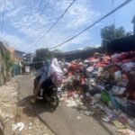 Tumpukan Sampah Meluber di Depok, Warga Keluhkan Bau Menyengat dan Akses Jalan Tertutup