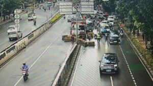 Truk Tabrak Pembatas Jalan di Casablanca, Lalin ke Tanah Abang Masih Terhambat
