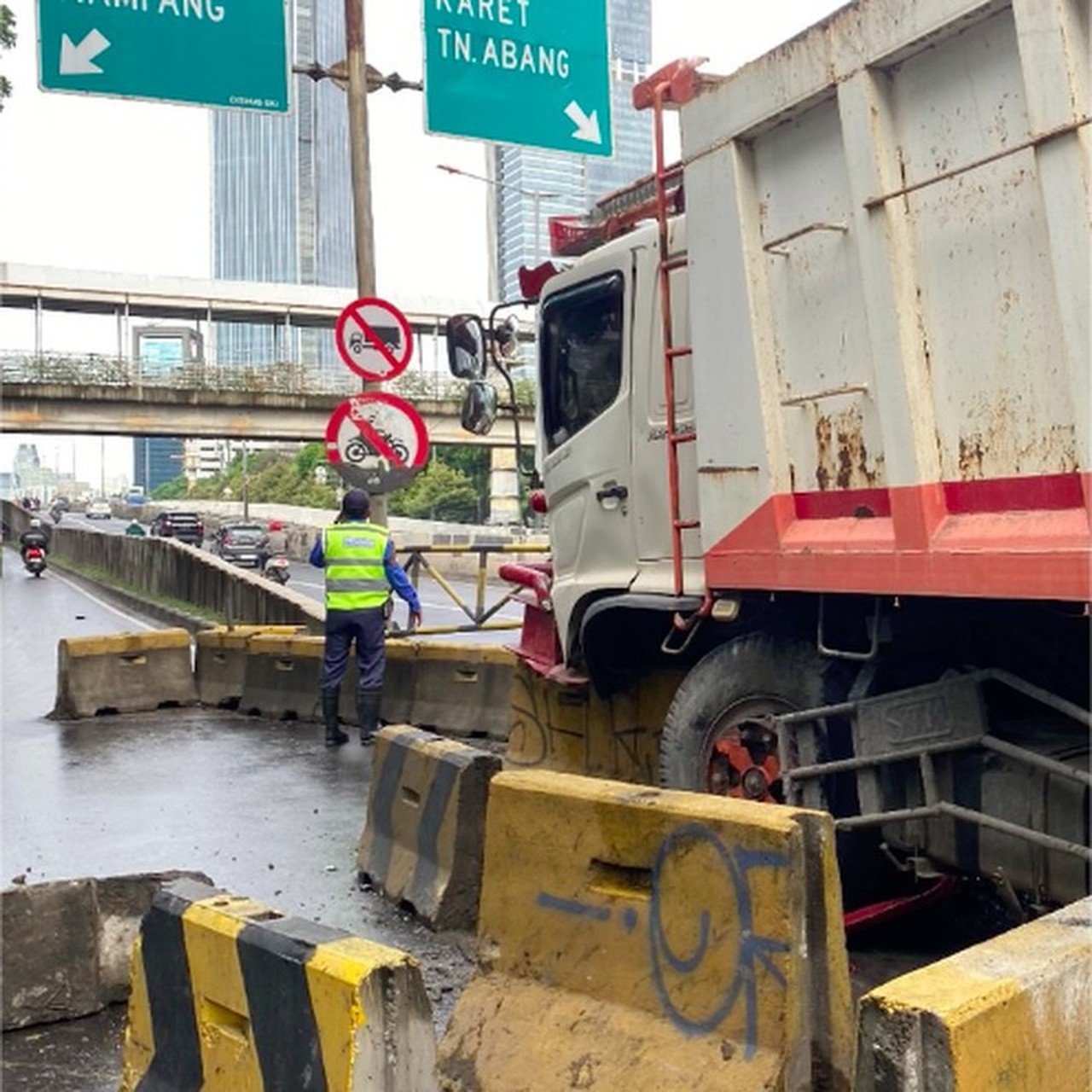 Truk Tabrak Pembatas Jalan Casablanca, Pengendara Terjebak Macet Lebih dari Satu Jam