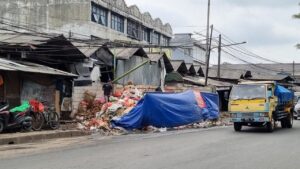 Tumpukan Sampah Masih Menggunung di Ciputat, Tangsel, Meski Status Darurat Telah Berakhir