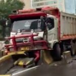 Truk Tabrak Pembatas Jalan Casablanca, Lalu Lintas Jakarta Selatan Macet Parah