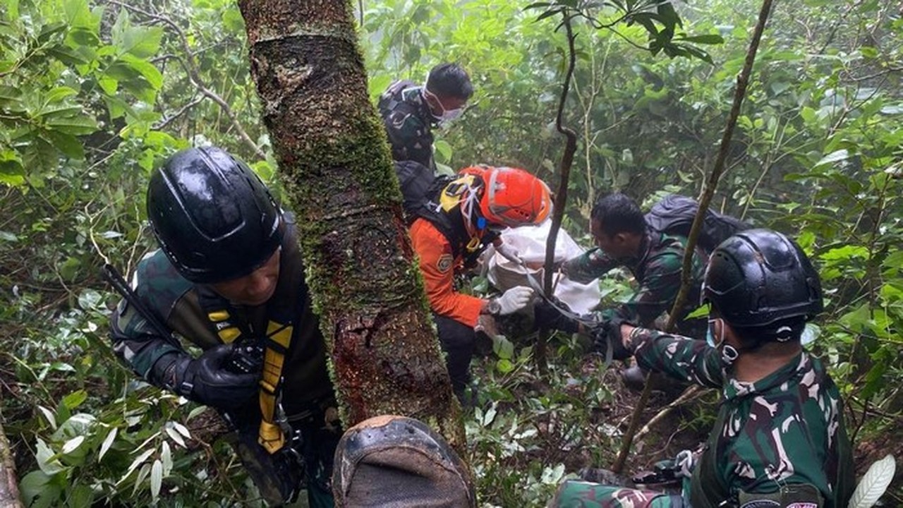 Evakuasi ATR 42-500 Terkendala Medan Sulit dan Cuaca Buruk di Gunung Bulusaraung