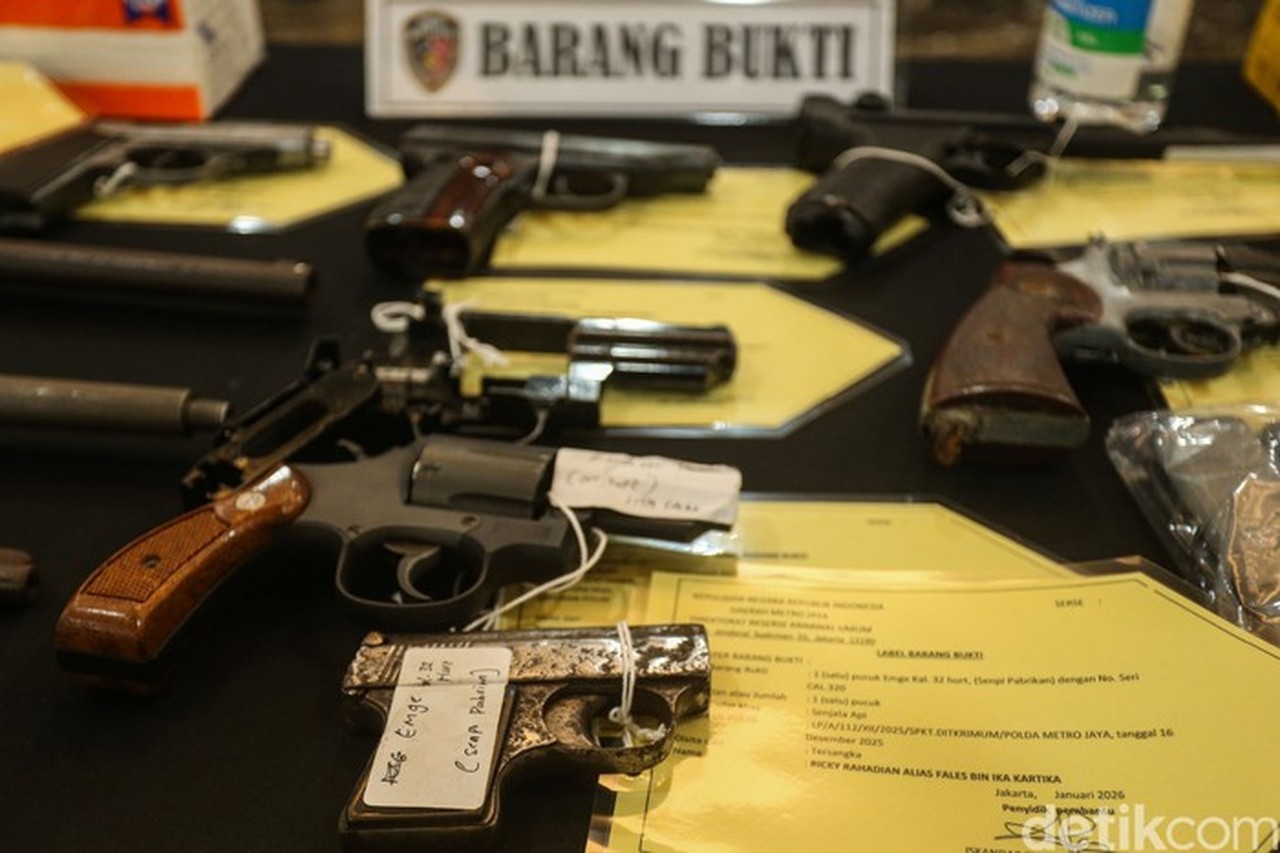 Sindikat Senpi Rakitan Sumedang Jual Senjata Ilegal via Online, Raup Jutaan Rupiah Sindikat Senpi Rakitan Sumedang Jual Senjata Ilegal via Online, Raup Jutaan Rupiah