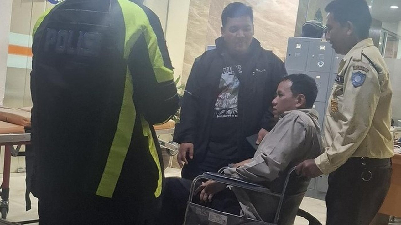 Pemobil Lawan Arah di Bekasi Seret Motor Warga, Berujung Diamuk Massa