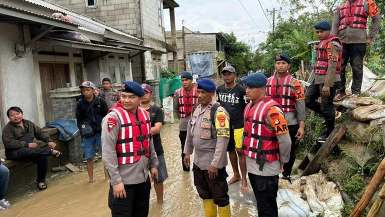 Tanggul Jebol di Bekasi: Brimob Polda Metro Bergerak Cepat Bantu Perbaikan Darurat
