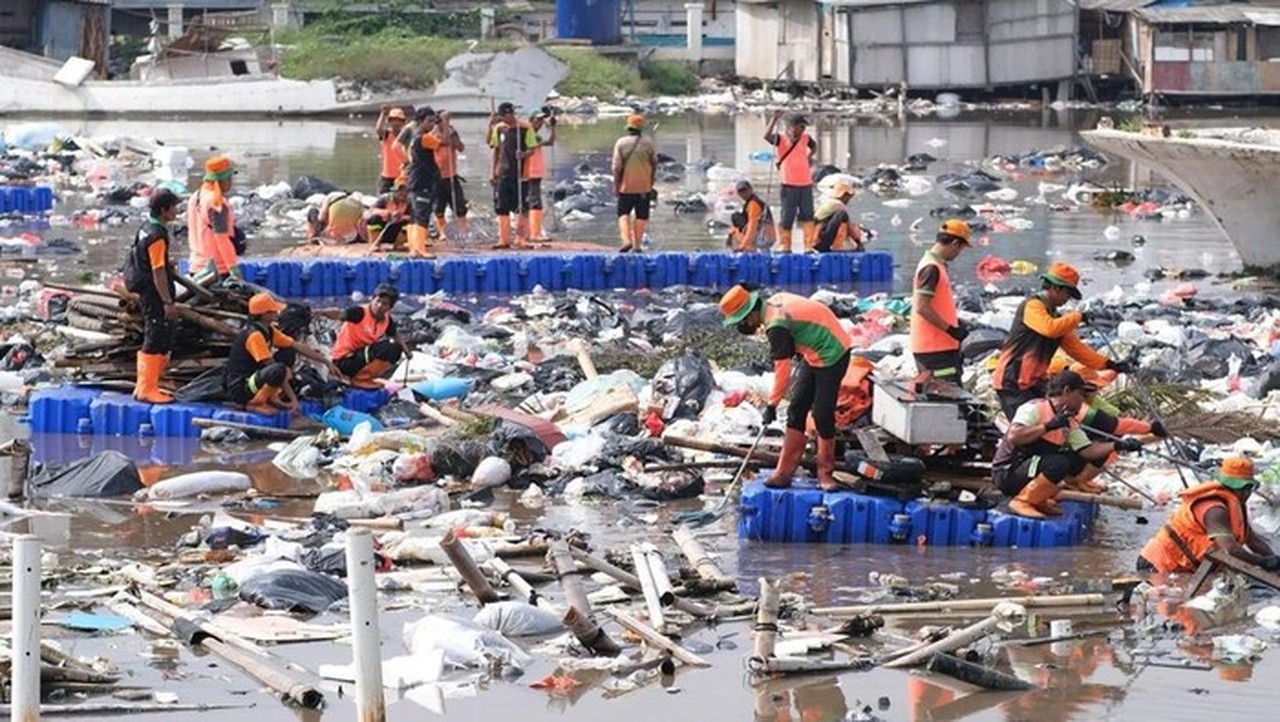 Ratusan Ton Sampah di Muara Baru Jakut, DPRD DKI Desak Pelaku Diberi Sanksi Tegas