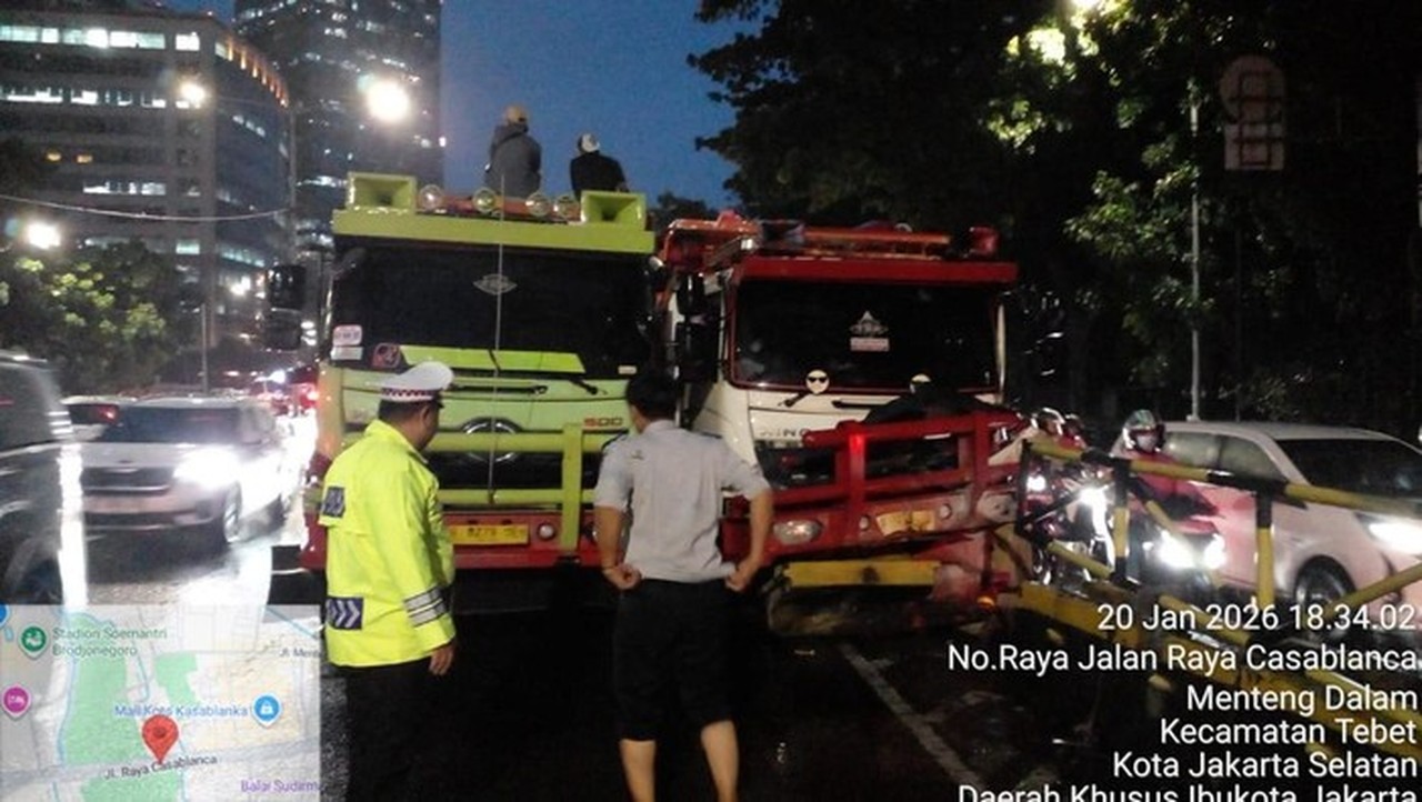 Truk Hilang Kendali Tabrak Pembatas Jalan Casablanca, Jakarta Selatan Macet Parah