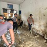 Satbrimob Polda Banten Bersih-Bersih Sekolah dan Salurkan Al-Qur’an di Aceh Utara Pascabanjir