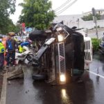 Truk Terbalik Akibat Tabrak Separator Busway di Kebon Jeruk, Jakarta Barat