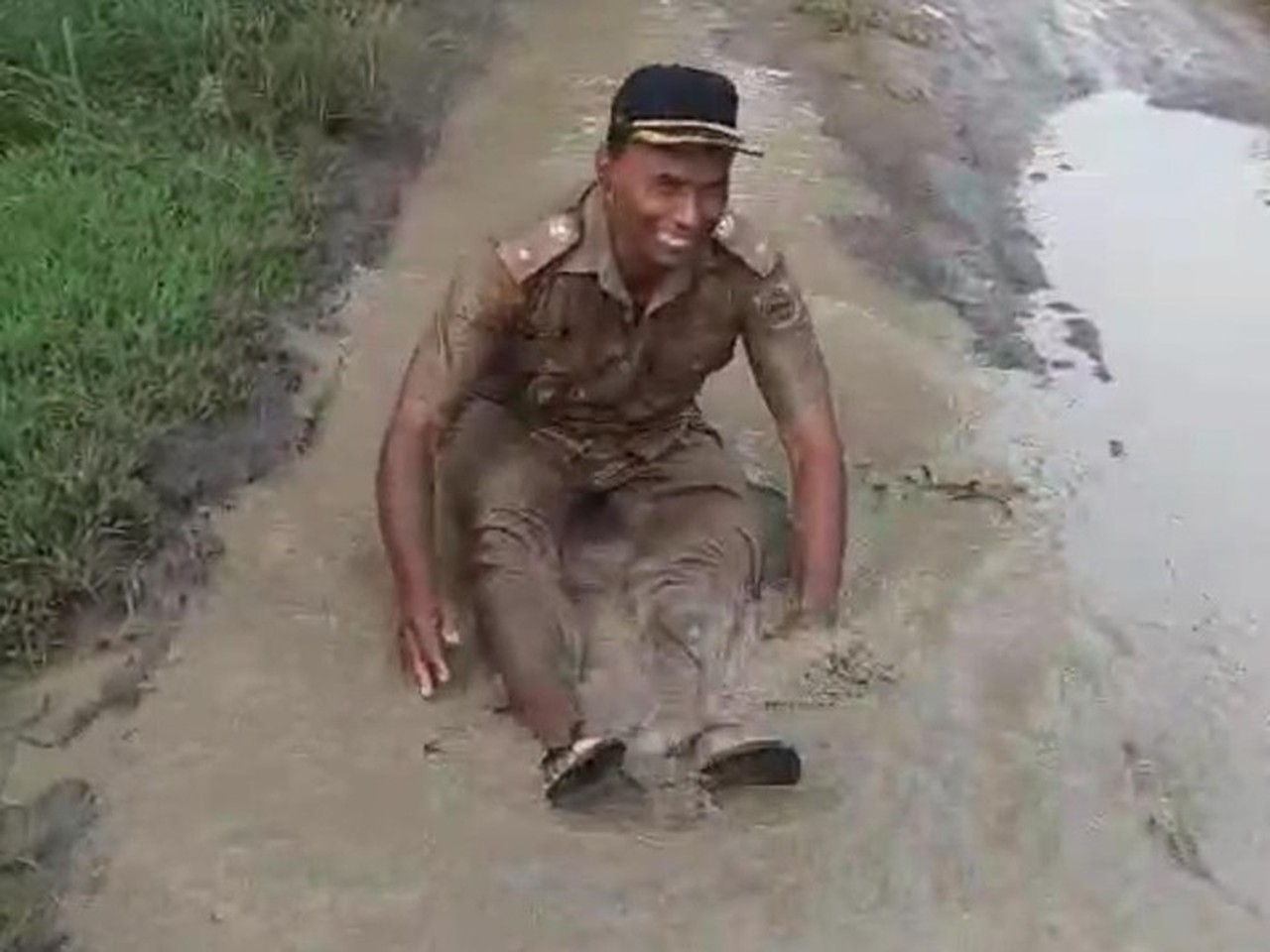 Kades Sragen Protes Jalan Rusak Parah dengan Mandi Lumpur, Pemkab Langsung Turun Tangan