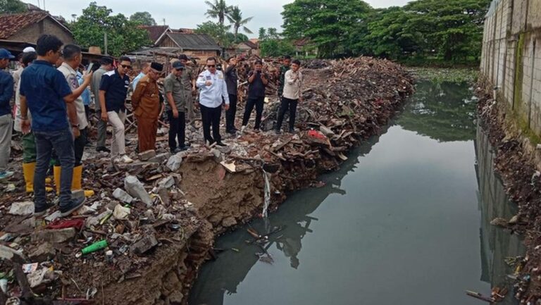 Pemkot Serang Tertibkan 41 Bangunan Liar di Kali Kroya untuk Atasi Banjir